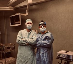 prof. Ilkka Helenius iš Suomijos (dešinėje) ir gydytojas ortopedas-traumatologas dr. Giedrius Bernotavičius 