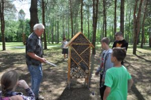 Ekologas Antanas Stackevičius rodo vaikams vabzdžių viešbutį