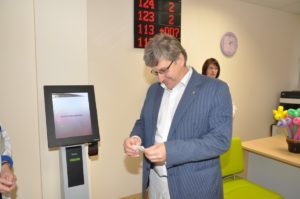 VUL Santariškių klinikų Informatikos ir plėtros centro direktorius R. J. Kizlaitis išbando elektroninę eilių valdymo sistemą