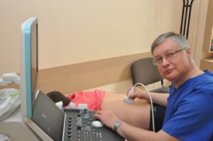 Nuotr. Gydytojas echoskopuotojas Andrius Čekuolis dirba naujuoju echoskopu